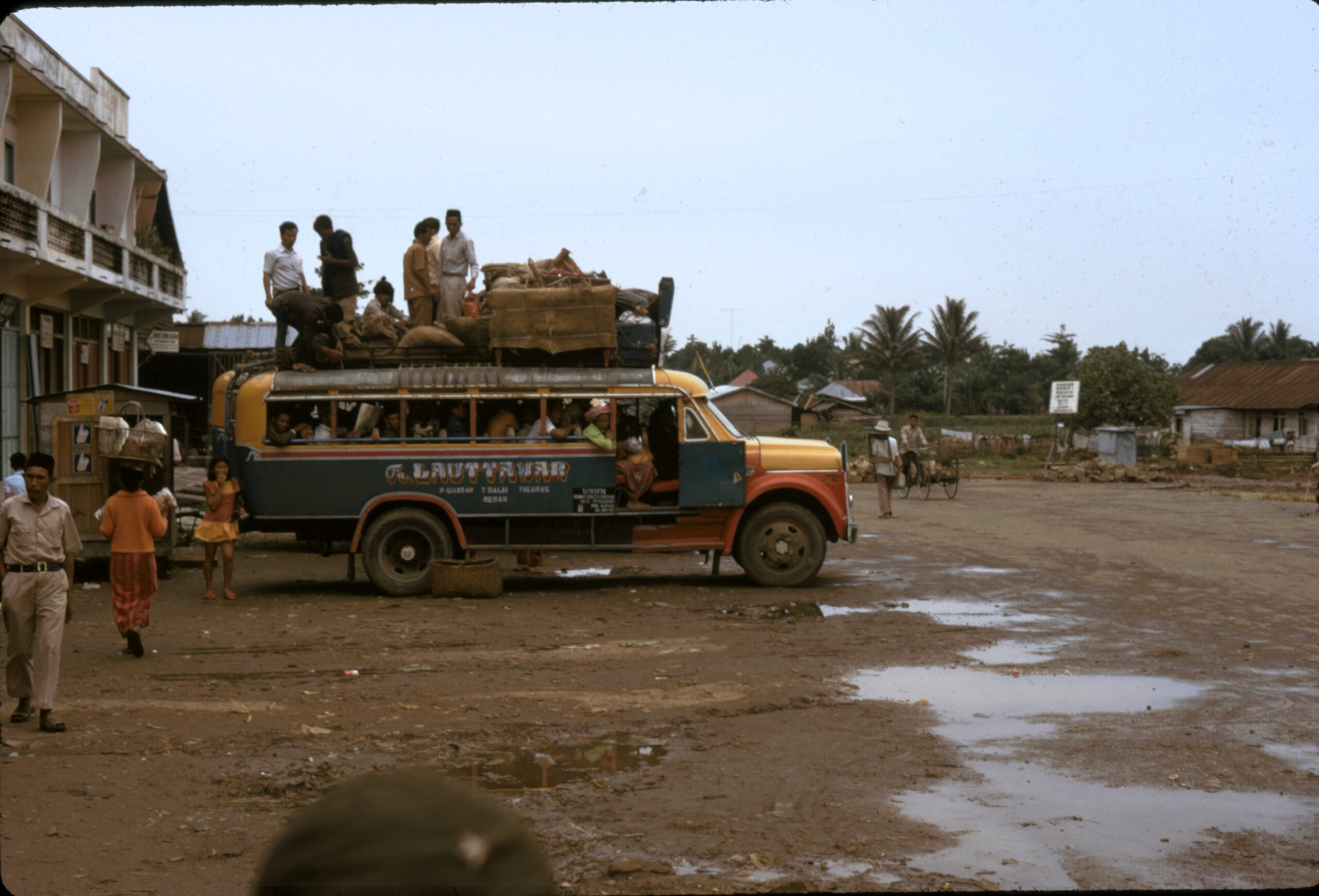 Bus station, loading the bus, Colombia 1974